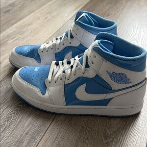 AIR JORDANS BARELY WORN 1 MID SE LEDGEND BLUE